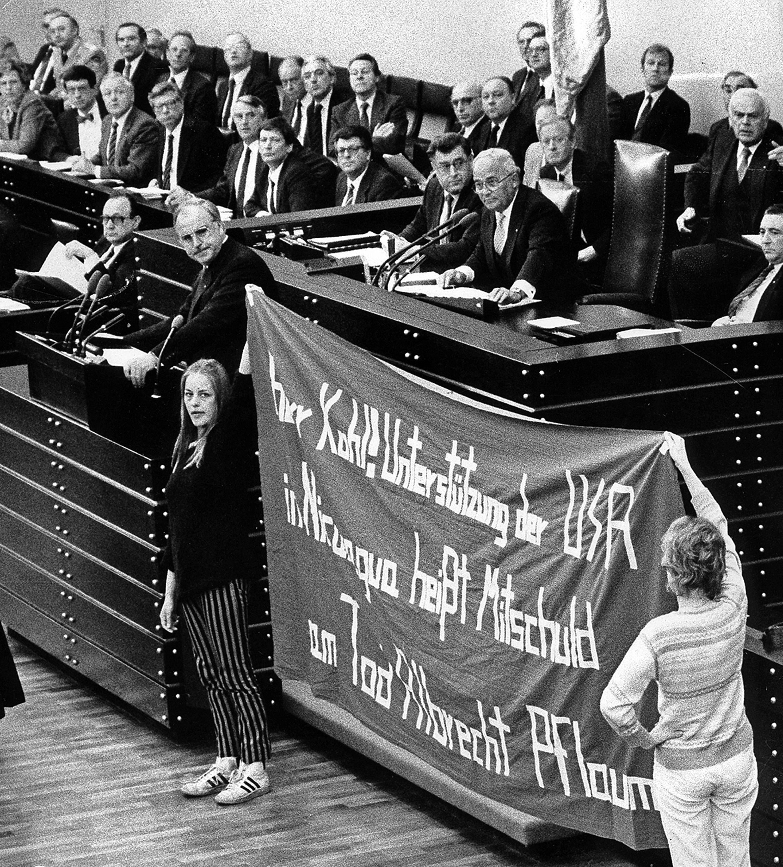 Le désarmement mondial, la non-violence et les droits de l'homme ainsi que le droit à l'autodétermination des peuples ont constitué le noyau programmatique des Verts dès le début. Figure : picture alliance / AP Images License : Tous droits réservés. Le mouvement