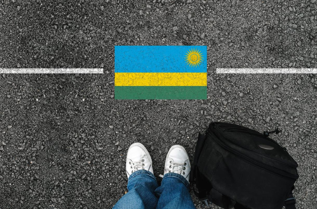 Personne debout, face au drapeau du Rwanda, posé au sol Article Rwanda Grande Bretagne