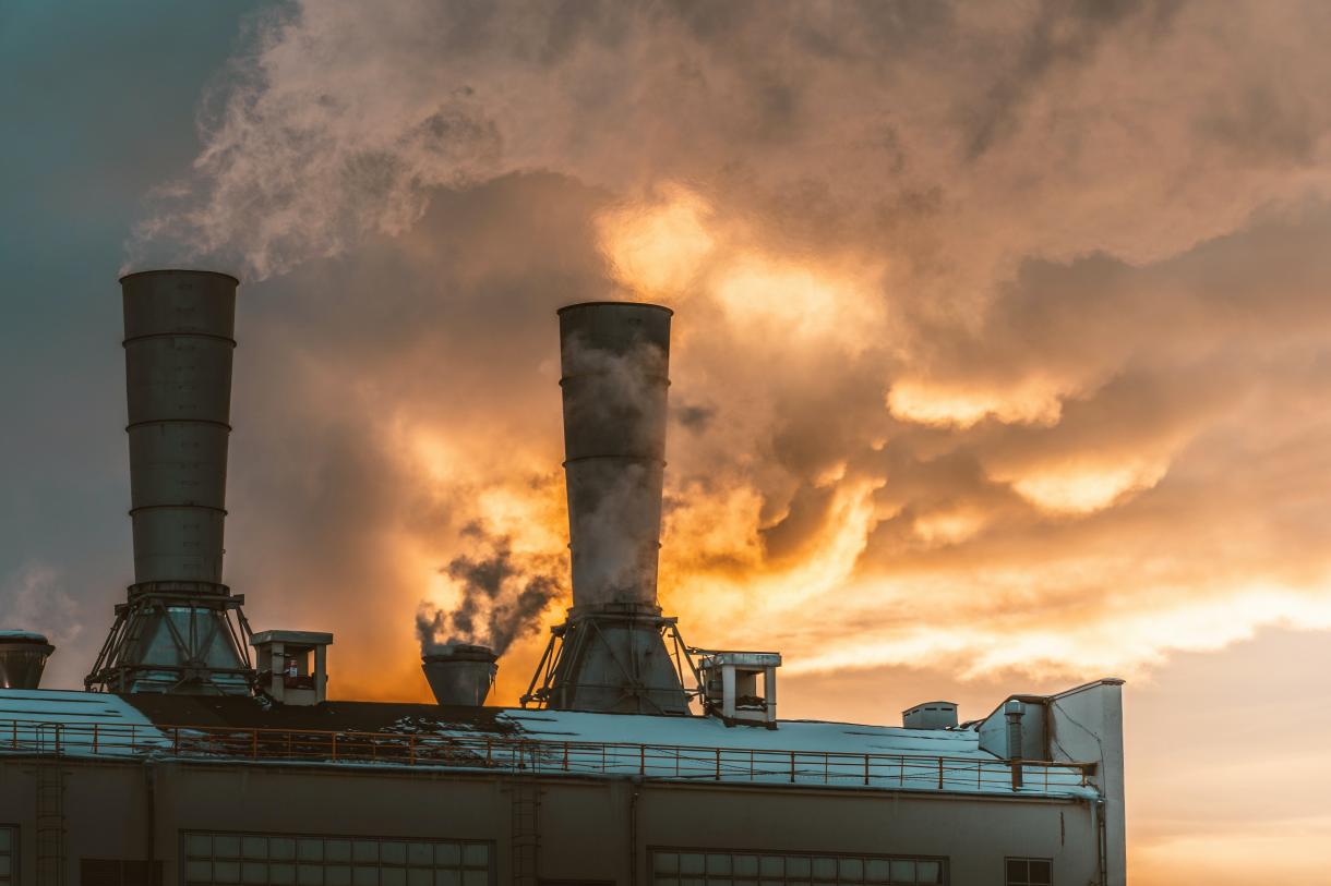 Toit d'une usine, dont les cheminées dégagent de la fumée Toit d'une usine, dont les cheminées dégagent de la fumée
