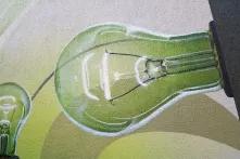 graffiti présentant une ampoule sur fond vert