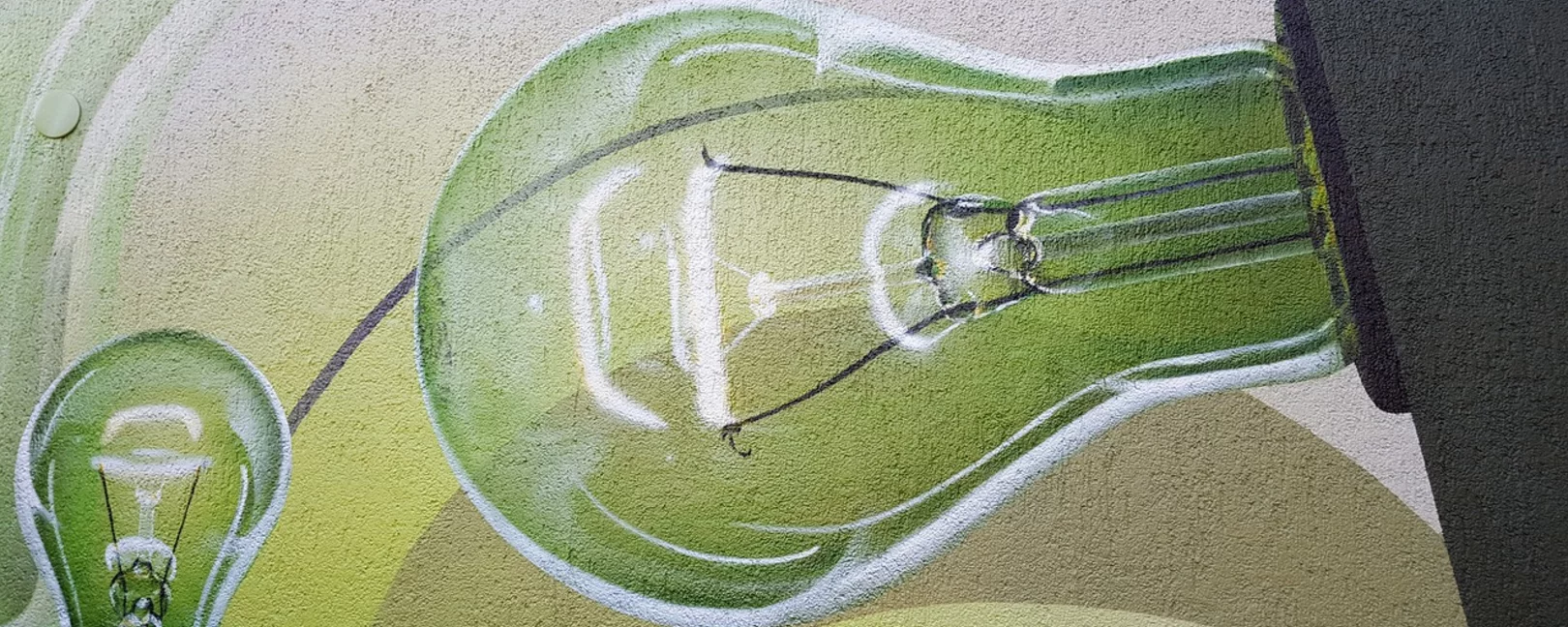 graffiti présentant une ampoule sur fond vert