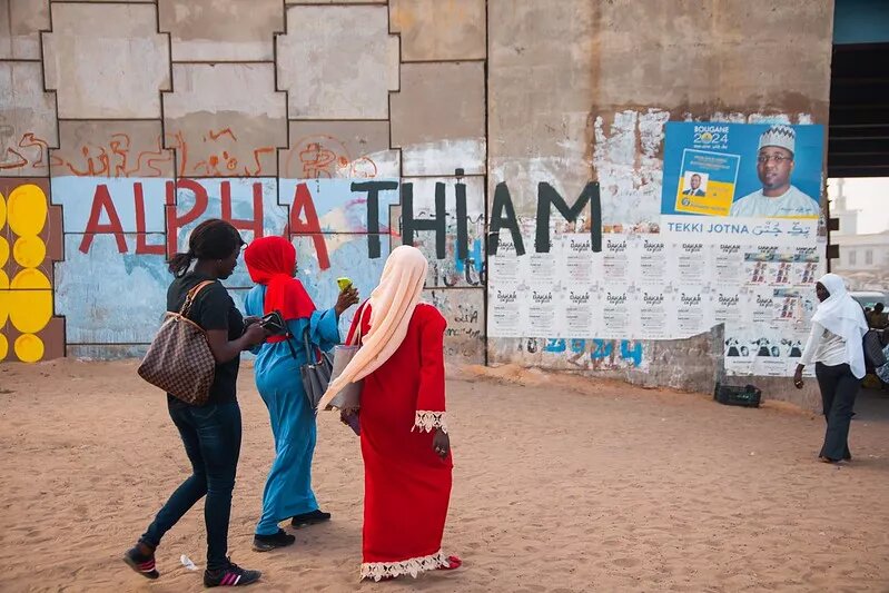 jeunes femmes marchant vers l'échangeur de la VDN