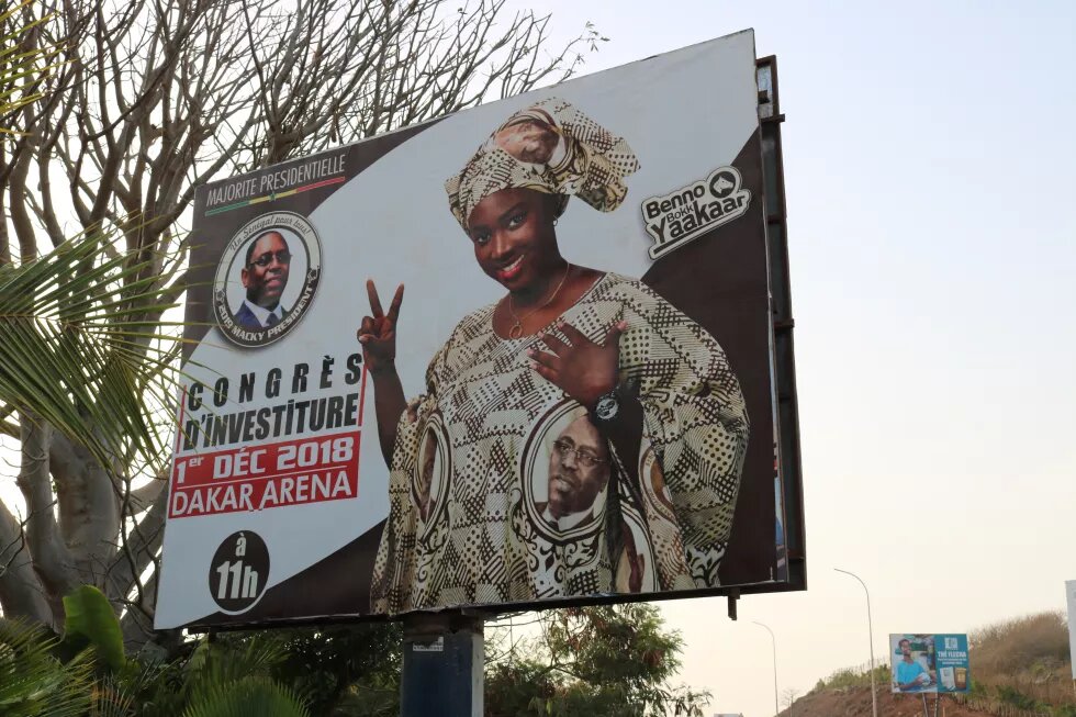 Pancarte pour le congrès d'investiture de Macky Sall, les femmes sont utilisées pour la mobilisation. Congrès d'investiture de Macky Sall